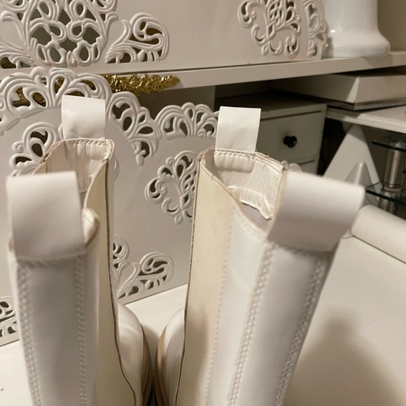 white and tan color by CAPE ROBBIN
square round toe
snow booties
platform
lug - Picture 9 of 14